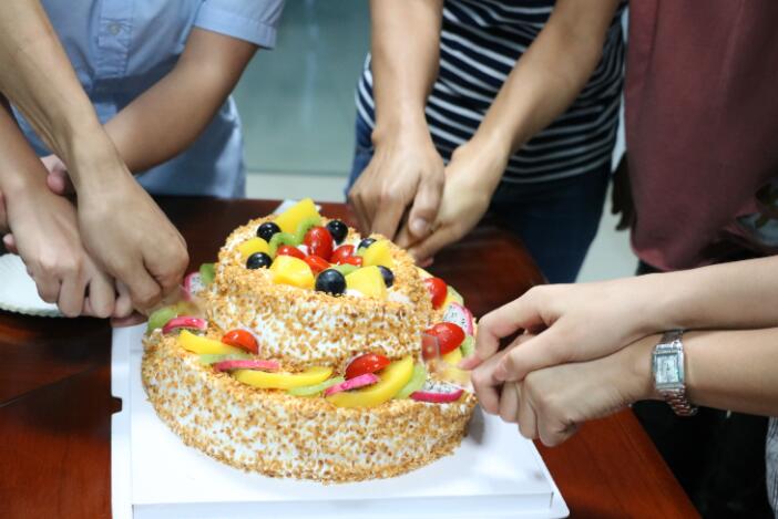万豪娱乐官网触摸屏厂家7月为员工们举行生日会